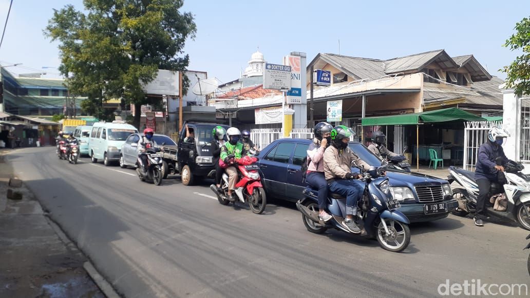 Jl Moh Kahfi 1, Jagakarsa, macet. 5 Maret 2021. (Afzal Nur Iman/detikcom)