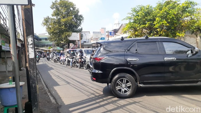 Jl Moh Kahfi 1, Jagakarsa, macet. 5 Maret 2021. (Afzal Nur Iman/detikcom)