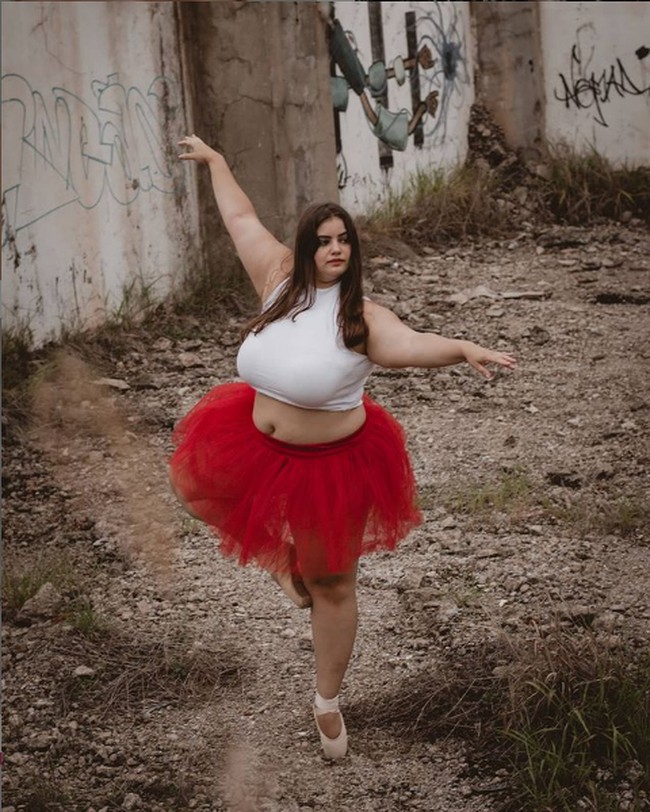 Usahanya berhasil. Kini Julia terkenal sebagai ballerina bertubuh plus size. Dia bahkan bisa mendirikan sekolah menari sendiri, yang dibuka beberapa tahun lalu. Foto: Instagram/@judelbi