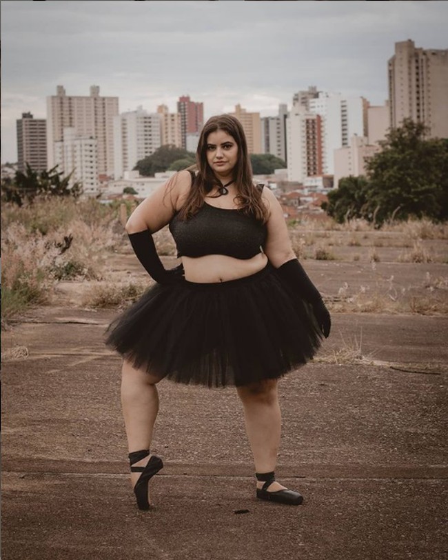 Saat remaja, perlakuan orang terhadapku jadi berbeda karena meskipun bertubuh kurus, aku tidak masuk kategori tubuh ballerina. Tubuhku lebih berisi dari yang orang-orang harapkan. Hal ini membatasiku dlam berbagai hal, karena beberapa orang di industri tari ini akan langsung meragukan kemampuanku menari. Tak peduli sebagus apa teknik dan sebanyak apa pengalamanku, kata Julia, seperti dikutip dari Brightside. Foto: Instagram/@judelbi