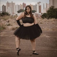 Saat remaja, perlakuan orang terhadapku jadi berbeda karena meskipun bertubuh kurus, aku tidak masuk kategori tubuh ballerina. Tubuhku lebih berisi dari yang orang-orang harapkan. Hal ini membatasiku dlam berbagai hal, karena beberapa orang di industri tari ini akan langsung meragukan kemampuanku menari. Tak peduli sebagus apa teknik dan sebanyak apa pengalamanku, kata Julia, seperti dikutip dari Brightside. Foto: Instagram/@judelbi