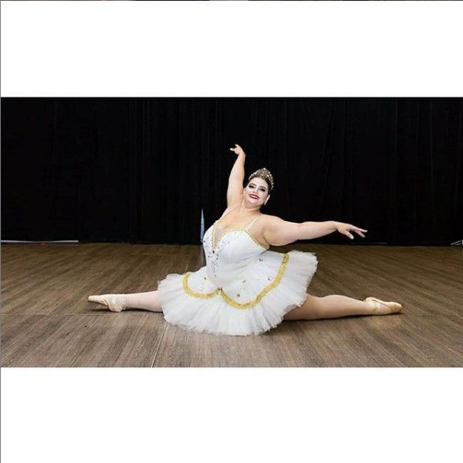 Menari ballet sejak usia 3 tahun, ia sudah mendalami spesialisasi tarian indah ini di akademi tari di usia 6 tahun. Menjadi penari memang sudah menjadi impian Julia sejak kecil. Foto: Instagram/@judelbi