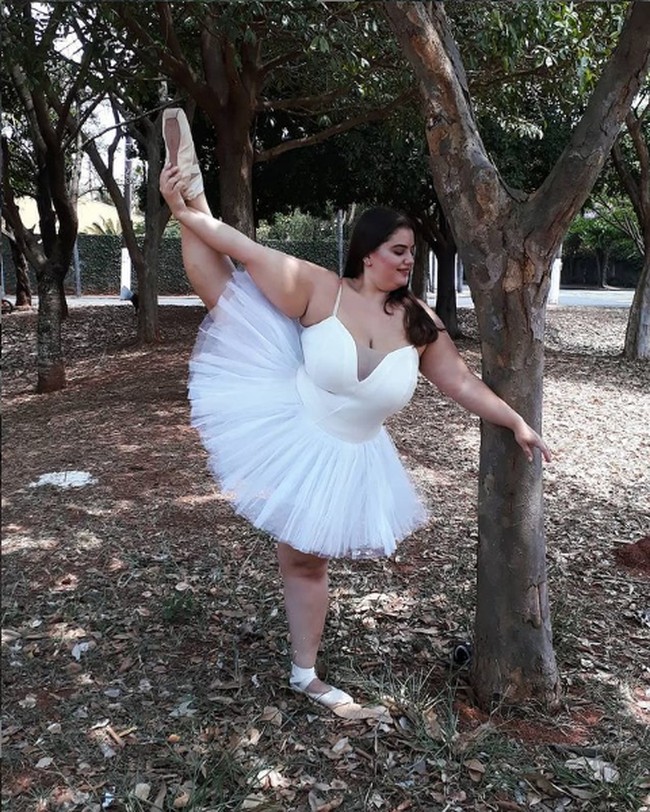 Julia Del Bianco merupakan ballerina yang mendedikasikan lebih dari 30 tahun hidupnya untuk menari. Wanita asal Sao Paulo, Brasil ini juga pendiri Dance For Plus, kelas ballet untuk siapa saja yang ingin belajar, tak peduli bentuk dan ukuran tubuh. Foto: Instagram/@judelbi