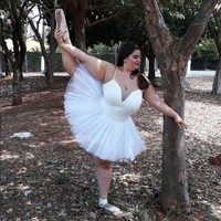 Julia Del Bianco merupakan ballerina yang mendedikasikan lebih dari 30 tahun hidupnya untuk menari. Wanita asal Sao Paulo, Brasil ini juga pendiri Dance For Plus, kelas ballet untuk siapa saja yang ingin belajar, tak peduli bentuk dan ukuran tubuh. Foto: Instagram/@judelbi