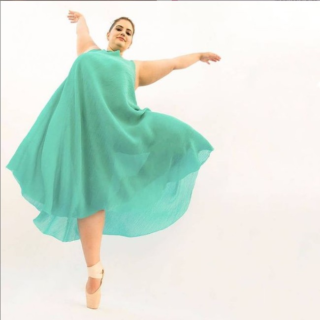 Sosoknya semakin terkenal setelah ia mengunggah foto-foto aktivitasnya menari ballet di Instagram. Akunnya kini sudah memiliki 42 ribuan follower. Lewat unggahan di media sosial, dia ingin menunjukkan bahwa semua orang bisa menggapai impian asalkan berusaha dan tak menyerah. Foto: Instagram/@judelbi