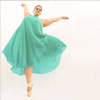 Sosoknya semakin terkenal setelah ia mengunggah foto-foto aktivitasnya menari ballet di Instagram. Akunnya kini sudah memiliki 42 ribuan follower. Lewat unggahan di media sosial, dia ingin menunjukkan bahwa semua orang bisa menggapai impian asalkan berusaha dan tak menyerah. Foto: Instagram/@judelbi