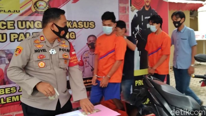 Jumpa pers soal dua tersangka begal sadis di Polsek Plaju Palembang, Sumatera Selatan.