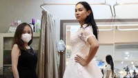 Kalina memilih tampil dengan gaun putih panjang di hari bahagianya itu. Pool/Noel/detikFoto