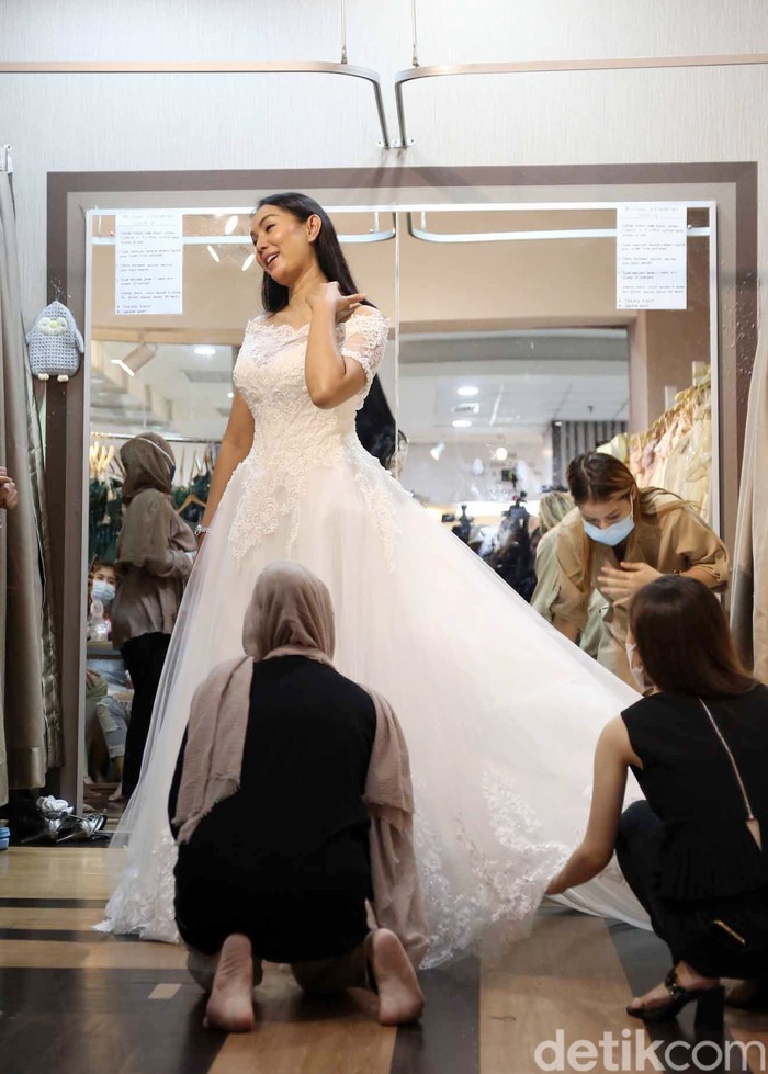 Kalina Oktarani dan Vicky Prasetyo saat fitting baju pengantin.