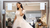 Kalina Oktarani saat melakukan fitting gaun pengantinnya di kawasan Jakarta Barat pada Jumat (5/3). Pool/Noel/detikFoto