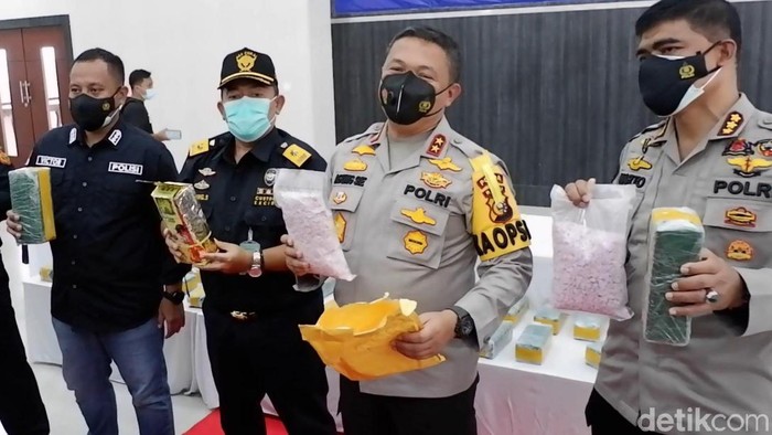 Kapolda Riau Irjen Agung Setya mengungkap kasus peredaran narkotika dengan barang bukti berupa 40 kg sabu dan 50 ribu butir ekstasi (Raja Adil/detikcom)