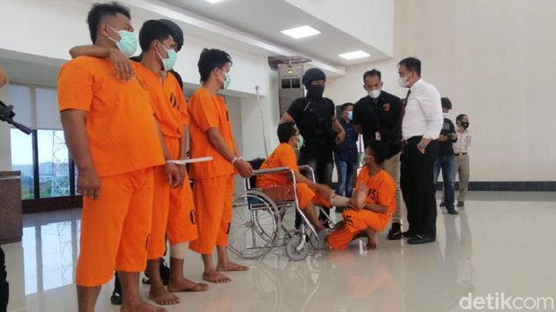 Kapolda Riau Irjen Agung Setya mengungkap kasus peredaran narkotika dengan barang bukti berupa 40 kg sabu dan 50 ribu butir ekstasi (Raja Adil/detikcom)