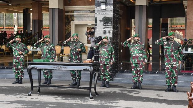 Kasad Jenderal TNI Andika Perkasa menyerahkan jabatan Wakasad kepada Mayjen TNI Bakti Agus Fadjari. Kasad juga memimpin sertijab untuk Pangdam Diponegoro dan Pangdam Pattimura (dok Dispenad)