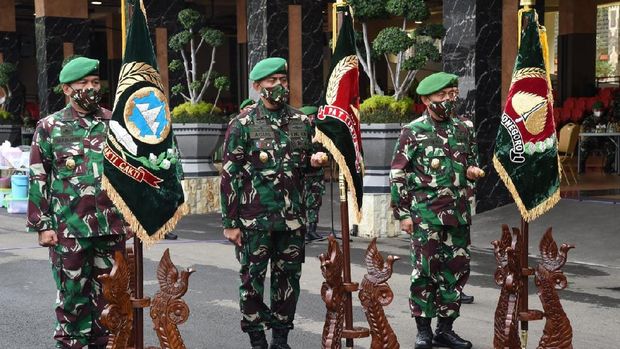 Kasad Jenderal TNI Andika Perkasa menyerahkan jabatan Wakasad kepada Mayjen TNI Bakti Agus Fadjari. Kasad juga memimpin sertijab untuk Pangdam Diponegoro dan Pangdam Pattimura (dok Dispenad)