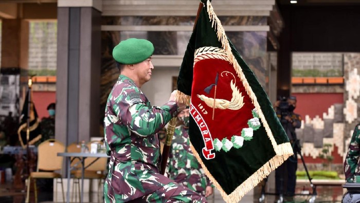Kasad Jenderal TNI Andika Perkasa menyerahkan jabatan Wakasad kepada Mayjen TNI Bakti Agus Fadjari. Kasad juga memimpin sertijab untuk Pangdam Diponegoro dan Pangdam Pattimura (dok Dispenad)