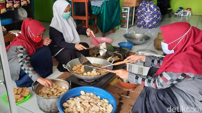 Santriwari Ponpes Azidan di Kota Probolinggo mengisi pandemi COVID-19 dengan membuat keripik pisang. Selain rasanya yang menggugah selera, kemasannya pun menarik.