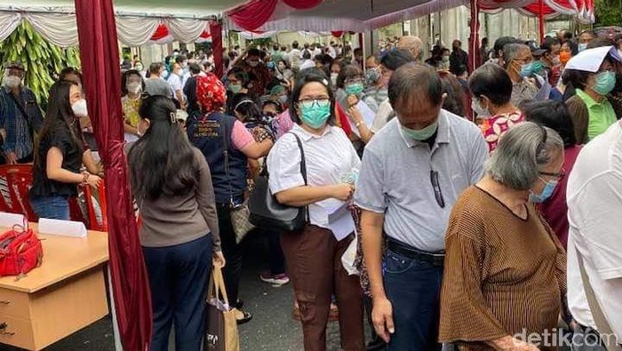 Kerumunan Lansia saat mengikuti vaksinasi di Manado (Trisno/detikcom).