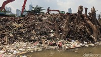 Sampah rumah tangga itu juga akan mencemari Banjir Kanal Barat.