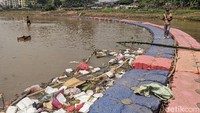 Aksi bersih-bersih sampah ini rutin dilakukan agar sungai bebas dari sampah.