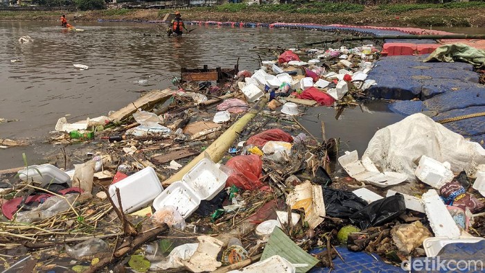 Kesadaran Membuang Sampah Pada Tempatnya Masih Rendah Hingga kini kesadaran masyarakat membuang sampah pada tempatnya masih rendah. Hal itu terlihat dari banyaknya sampah di Banjir Kanal Barat.