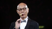 Ia adalah Law Kar Ying, aktor berusia 74 tahun yang masih aktif bermain dalam sejumlah drama di Cina. Dok. Weibo