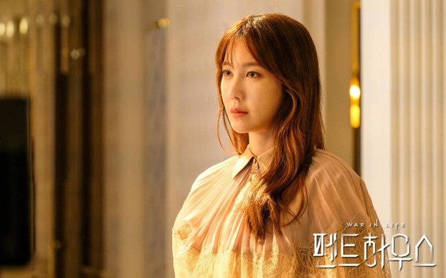 Menurut media Sports Chosun, Lee Ji Ah akan tampil dalam episode enam The Penthouse 2 yang tayang Sabtu (6/3/2021) malam ini. Kali ini, ia akan memberikan dampak kuat untuk kelanjutan aksi balas dendamnya. Foto: dok. SBS