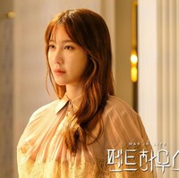 Menurut media Sports Chosun, Lee Ji Ah akan tampil dalam episode enam The Penthouse 2 yang tayang Sabtu (6/3/2021) malam ini. Kali ini, ia akan memberikan dampak kuat untuk kelanjutan aksi balas dendamnya. Foto: dok. SBS