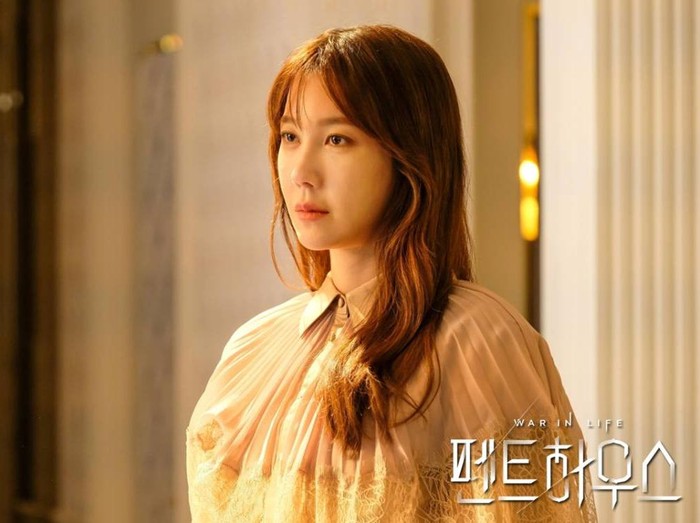 Lee Ji Ah pemeran Shim Su Ryeon kembali ke The Penthouse 2. Foto: dok. SBS