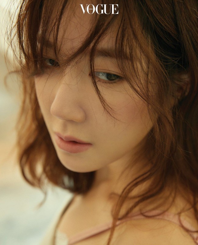 Comeback Lee Ji Ah disebut akan memberikan ‘ketegangan’ di antara penghuni Hera Palace. Karakternya, Shim Su Ryeon diduga merupakan ibu kandung si kembar Joo Seok Hoon dan Joo Seok Kyung. Foto: dok. Vogue Korea