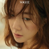 Comeback Lee Ji Ah disebut akan memberikan ‘ketegangan’ di antara penghuni Hera Palace. Karakternya, Shim Su Ryeon diduga merupakan ibu kandung si kembar Joo Seok Hoon dan Joo Seok Kyung. Foto: dok. Vogue Korea