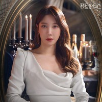 Dilansir dari Naver, Lee Ji Ah akan tampil dalam episode terbaru The Penthouse 2. Sebelumnya, pemeran Shim Su Ryeon ini tewas dengan cara mengenaskan di The Penthouse: War In Life Season 1. Foto: dok. SBS