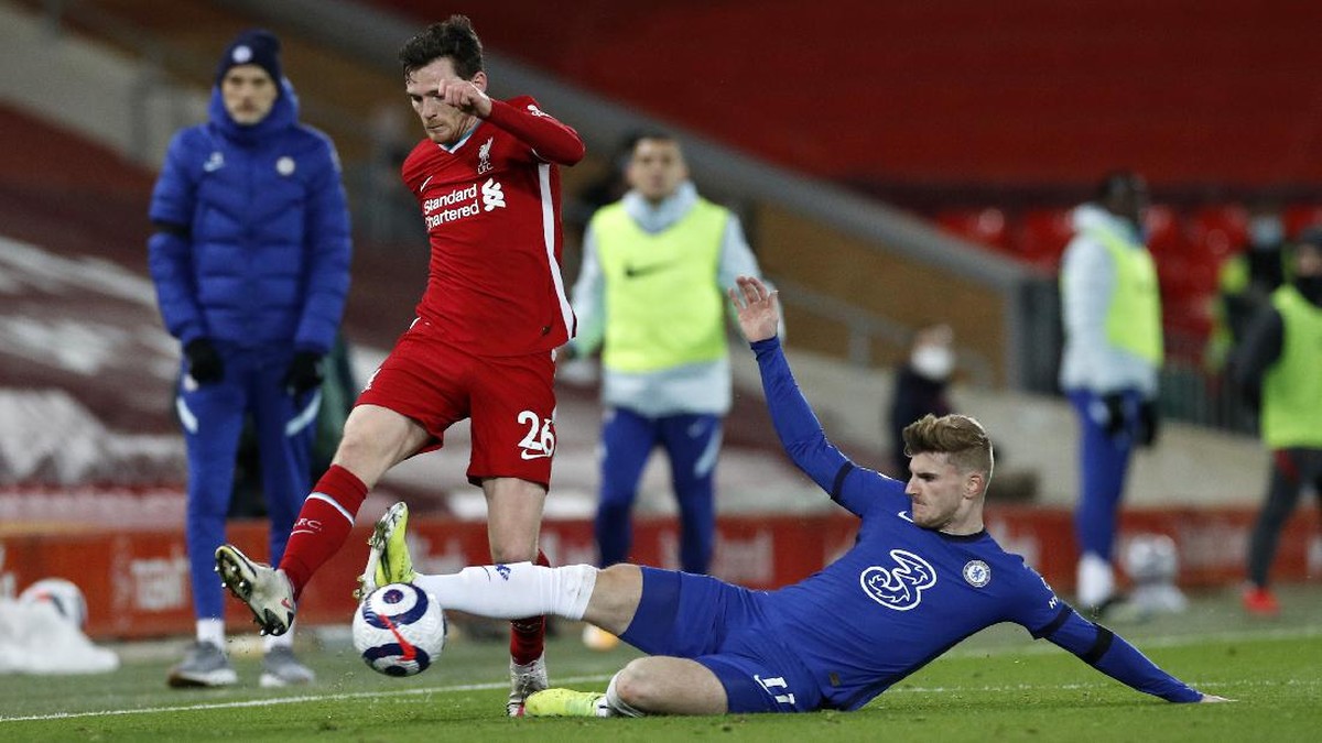 Andrew Robertson (kiri) mengkritik penampilan Liverpool usai dikalahkan Chelsea 0-1. (Foto: Getty Images/Pool)