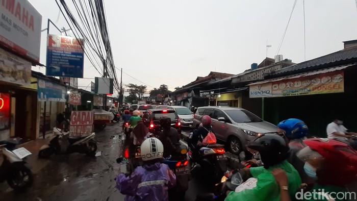 Macet di Jl Moh Kahfi I, 5 Maret 2021, sore. (Afzal Nur Iman/detikcom)