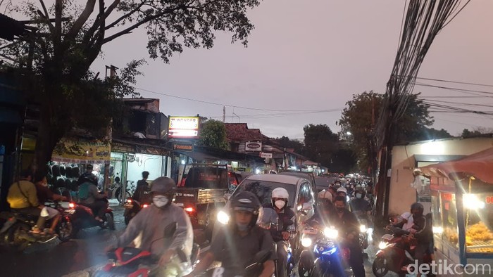 Macet di Jl Moh Kahfi I, 5 Maret 2021, sore. (Afzal Nur Iman/detikcom)