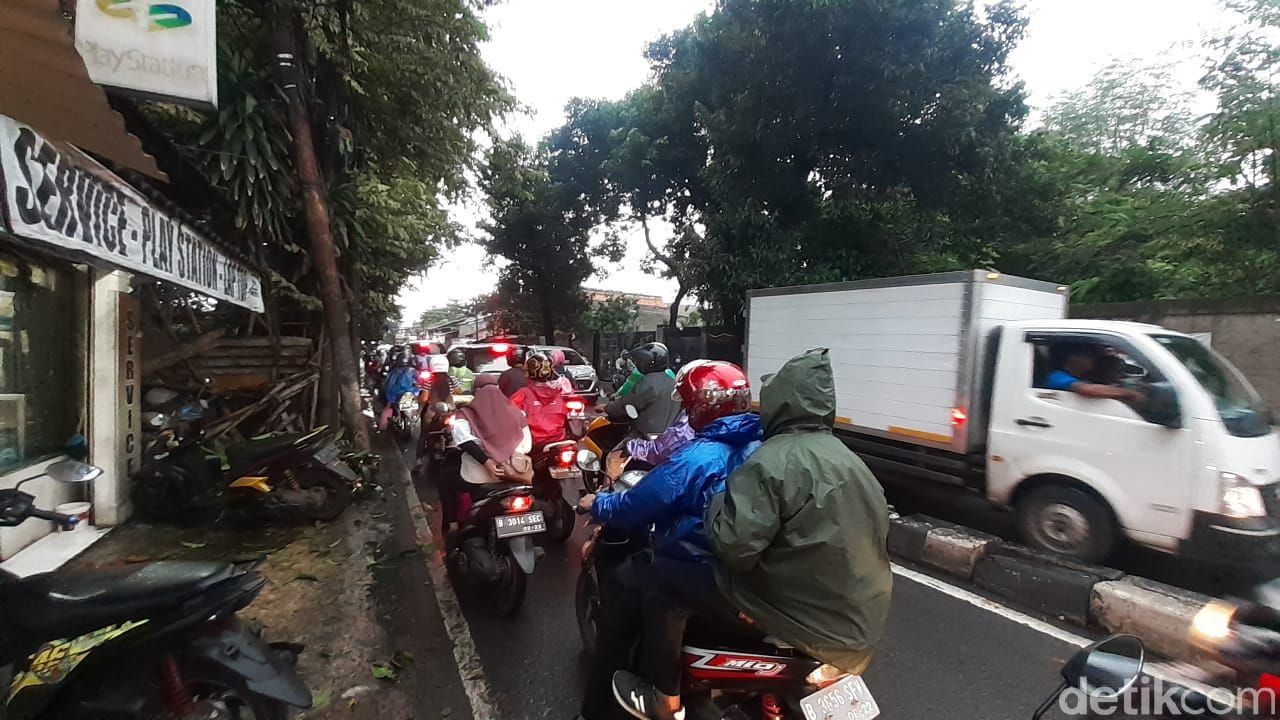 Macet di Jl Moh Kahfi I, 5 Maret 2021, sore. (Afzal Nur Iman/detikcom)
