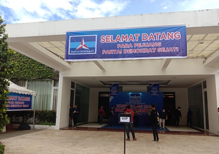 Massa mulai berdatangan ke arena KLB Partai Demokrat (Ahmad Arfah-detikcom)