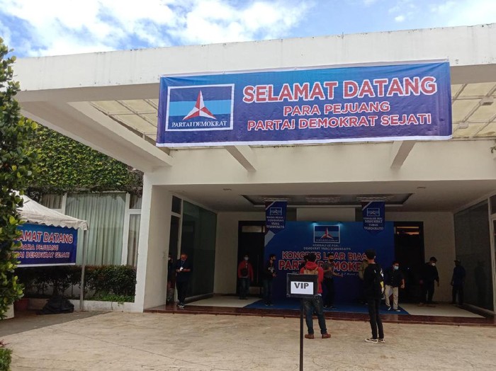 Massa mulai berdatangan ke arena KLB Partai Demokrat (Ahmad Arfah-detikcom)