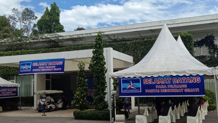Massa mulai berdatangan ke arena KLB Partai Demokrat (Ahmad Arfah-detikcom) Massa mulai berdatangan ke arena KLB Partai Demokrat (Ahmad Arfah-detikcom)