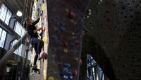 Audrey Grochowski berolahraga panjat dinding di Planet Granite Gym di San Francisco, Amerika Serikat, Kamis (4/3/2021) waktu setempat.  