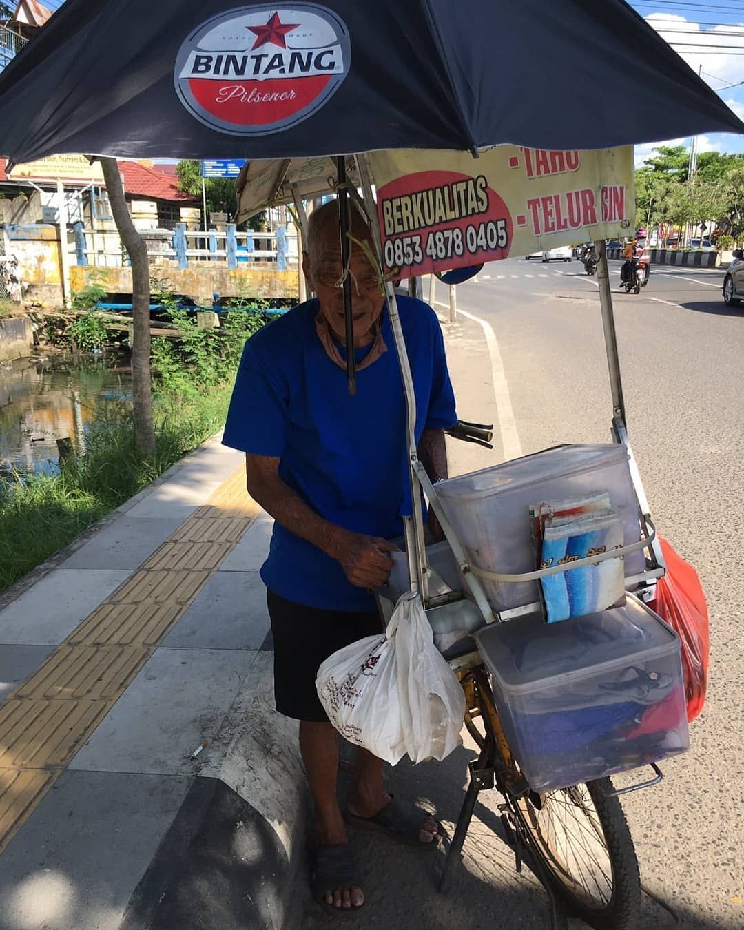 Kisah Pria Yang Punya Misi Membantu Pedagang Makanan Kecil