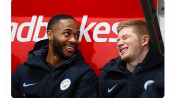Raheem Sterling dan Kevin de Bruyne pun tertawa melihat nasib Liverpool. Foto: Twitter