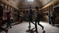 Dalam pradapan Pompei ditemukan jejak makanan dan anggur yang disimpulkan sebagai jejak kebiasaan ngemil orang Pompeii waktu itu. Selain itu, ditemukan pecahan tulang bebek dan sisa babi, kambing, ikan, dan siput dengan aroma anggur yang sangat menyengat. Getty Images/Giorgio Cosulich  