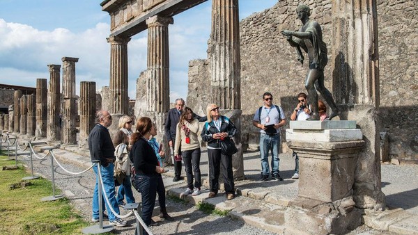Pompeii hancur oleh letusan gunung Vesuvius pada 79 M. Debu letusan gunung Vesuvius menimbun kota Pompeii dengan segala isinya sedalam beberapa kaki menyebabkan kota ini hilang. Getty Images/Giorgio Cosulich Pompeii hancur oleh letusan gunung Vesuvius pada 79 M. Debu letusan gunung Vesuvius menimbun kota Pompeii dengan segala isinya sedalam beberapa kaki menyebabkan kota ini hilang. Getty Images/Giorgio Cosulich