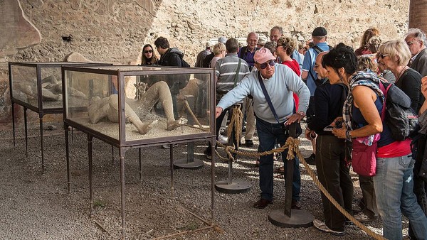 Sekitar 1.600 tahun kemudian, secara tak sengaja keberadaan Pompeii ditemukan. Ada jasad-jasad manusia yang diawetkan oleh abu dengan segala pose. Getty Images/Giorgio Cosulich Sekitar 1.600 tahun kemudian, secara tak sengaja keberadaan Pompeii ditemukan. Ada jasad-jasad manusia yang diawetkan oleh abu dengan segala pose. Getty Images/Giorgio Cosulich