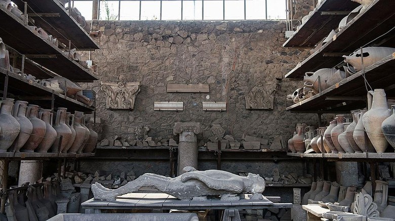 Menelusuri Pompei, Kota Romawi yang Hilang POMPEI, ITALY - APRIL 12: Amphorae and other archaeological finds are stored inside a storage area at the archaeological site, waiting to be assigned to the Naples Museum on April 12, 2014 in Pompei, Italy. The Italian government has enacted a series of provisions for the strengthening of the private security inside the archaeological site, following the recent theft of part of the fresco of Artemis. In 2013 Pompeii was visited by almost 2.5 million tourists. (Photo by Giorgio Cosulich/Getty Images)
