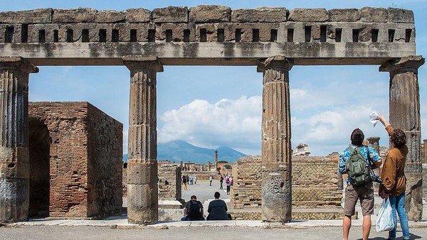 Sebelum terjadi erupsi, Pompeii merupakan kota resor yang dihuni oleh orang-orang kaya dan penduduknya berjumlah sekitar 15.000 orang. Hal ini ditunjukkan dari bekas peninggalan bangunan seperti gimnasium, pelabuhan, stadium hingga amfiteater yang ada di kota Pompeii. Getty Images/Giorgio Cosulich  