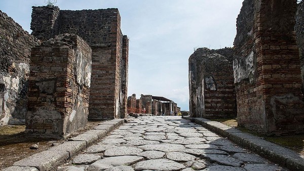 Pandemi virus Corona sempat membuat banyak tempat wisata dunia buka tutup, termasuk Pompeii. Penutupan perbatasan negara dan tingginya kasus COVID-19 di Italia berpengaruh signifikan terhadap jumlah kunjungan. Getty Images/Giorgio Cosulich  