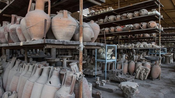 Namun beberapa bulan sempat ditutup, Pompeii sudah dibuka kembali untuk umum. Ada beberapa peninggalan sejarah Pompeii yang bisa dilihat wisatawan. Salah satunya ada Antiquarium. Antiquarium merupakan museum yang menyimpan patung-patung perunggu, lukisan dinding, perhiasan emas dan perak, serta jenasah ketika Gunung Vesuvius meletus pada Oktober 79 M. Getty Images/Giorgio Cosulich Namun beberapa bulan sempat ditutup, Pompeii sudah dibuka kembali untuk umum. Ada beberapa peninggalan sejarah Pompeii yang bisa dilihat wisatawan. Salah satunya ada Antiquarium. Antiquarium merupakan museum yang menyimpan patung-patung perunggu, lukisan dinding, perhiasan emas dan perak, serta jenasah ketika Gunung Vesuvius meletus pada Oktober 79 M. Getty Images/Giorgio Cosulich