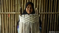 Marjipah (35) bersama ibu-ibu lainnya mengerjakan keranjang banana, hal itu dilakukan untuk mengisi waktu luang.