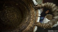Keranjang yang dibuat dari pelepah pisang dan kenur tersebut menjadi pemasukan tambahan bagi ibu-ibu di kawasan ini.